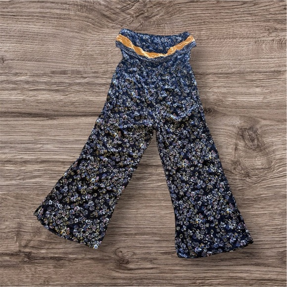 Floral Wide-Leg Pants with Yellow Trim MUDD STRAPPLES BLACK FLORAL JUMPSUIT - Picture 3 of 16
